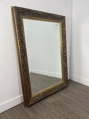 Lot 601 - A GILT FRAMED WALL MIRROR