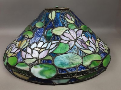 Lot 614 - A TIFFANY STYLE SHADE