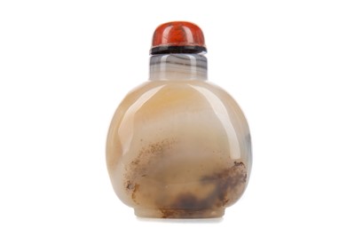 Lot 1352 - A CHINESE CARVED AGATE SNUFF BOTTLE