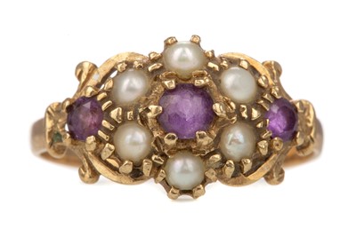 Lot 467 - AN AMETHYST AND PEARL RING