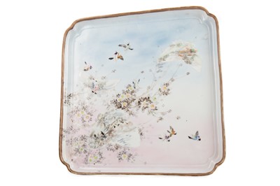 Lot 1356 - AN EARLY-MID 20TH CENTURY JAPANESE PORCELAIN TRAY