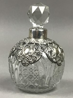 Lot 72 - A SILVER TOPPED SCENT BOTTLE AND A SILVER DRESSING TABLE SET