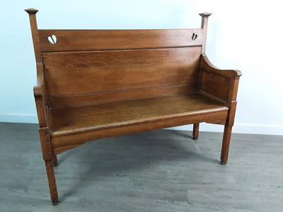 Lot 531 - AN ARTS & CRAFTS OAK HALL SETTLE