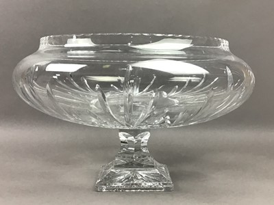 Lot 137 - A LARGE DECORATIVE GLASS BOWL