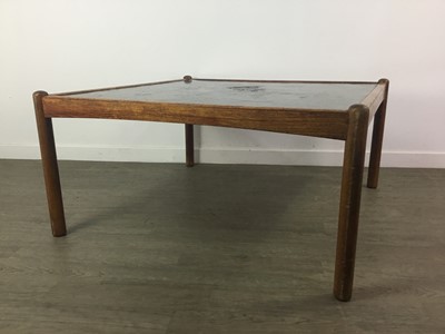 Lot 124 - A MID CENTURY COFFEE TABLE