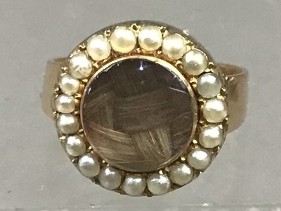 Lot 58 - A VICTORIAN GOLD AND PEARL CLUSTER RING