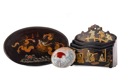 Lot 1364 - A CHINOISERIE TRAY AND FURTHER ASIAN ITEMS