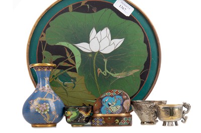 Lot 1367 - A CHINESE CLOISONNE TRAY AND FURTHER ASIAN ITEMS