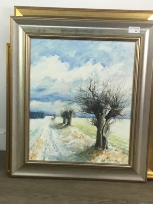 Lot 10 - AN OIL ON BOARD DEPICTING A SCENE FROM VENICE