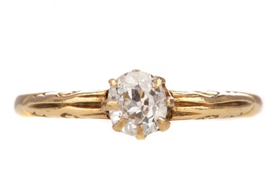 Lot 501 - A DIAMOND SOLITAIRE RING