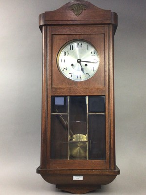 Lot 271 - AN EARLY 20TH CENTURY OAK KITCHEN WALL CLOCK