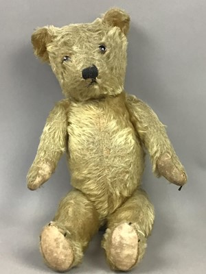 Lot 7 - AN EARLY 20TH CENTURY BLOND PLUSH GROWLER TEDDY BEAR