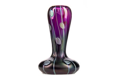 Lot 556 - AN ART NOUVEAU IRIDESCENT GLASS VASE BY PALLME-KONIG