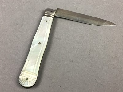 Lot 268 - A SILVER BLADED FRUIT KNIFE, SCENT BOTTLE AND BUCKLE