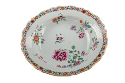 Lot 1379 - AN 18TH CENTURY CHINESE FAMILLE ROSE BOWL