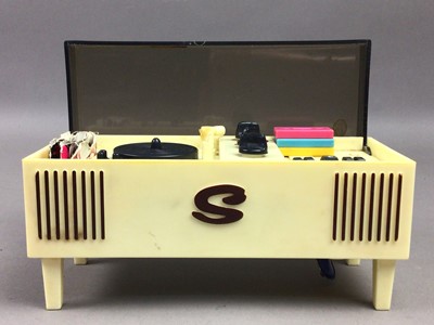 Lot 300 - A SINDY MUSIC CENTRE