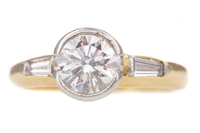 Lot 781 - DIAMOND SOLITAIRE RING