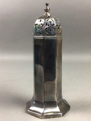 Lot 307 - AN EARLY 20TH CENTURY SILVER SUGAR CASTER