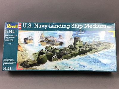 Lot 322 - A LOT OF MODEL KITS