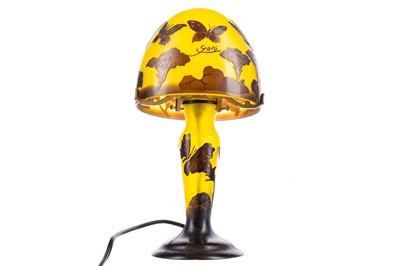 Lot 578 - A CAMEO GLASS MUSHROOM TABLE LAMP IN THE MANNER OF GALLÉ