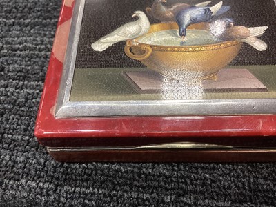Lot 41 - AN EARLY 19TH CENTURY ITALIAN GRAND TOUR MICROMOSAIC SNUFF BOX