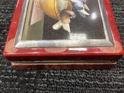 Lot 41 - AN EARLY 19TH CENTURY ITALIAN GRAND TOUR MICROMOSAIC SNUFF BOX