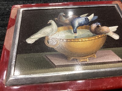 Lot 41 - AN EARLY 19TH CENTURY ITALIAN GRAND TOUR MICROMOSAIC SNUFF BOX