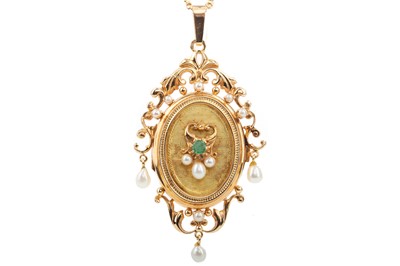 Lot 502 - AN EMERALD AND PEARL LOCKET