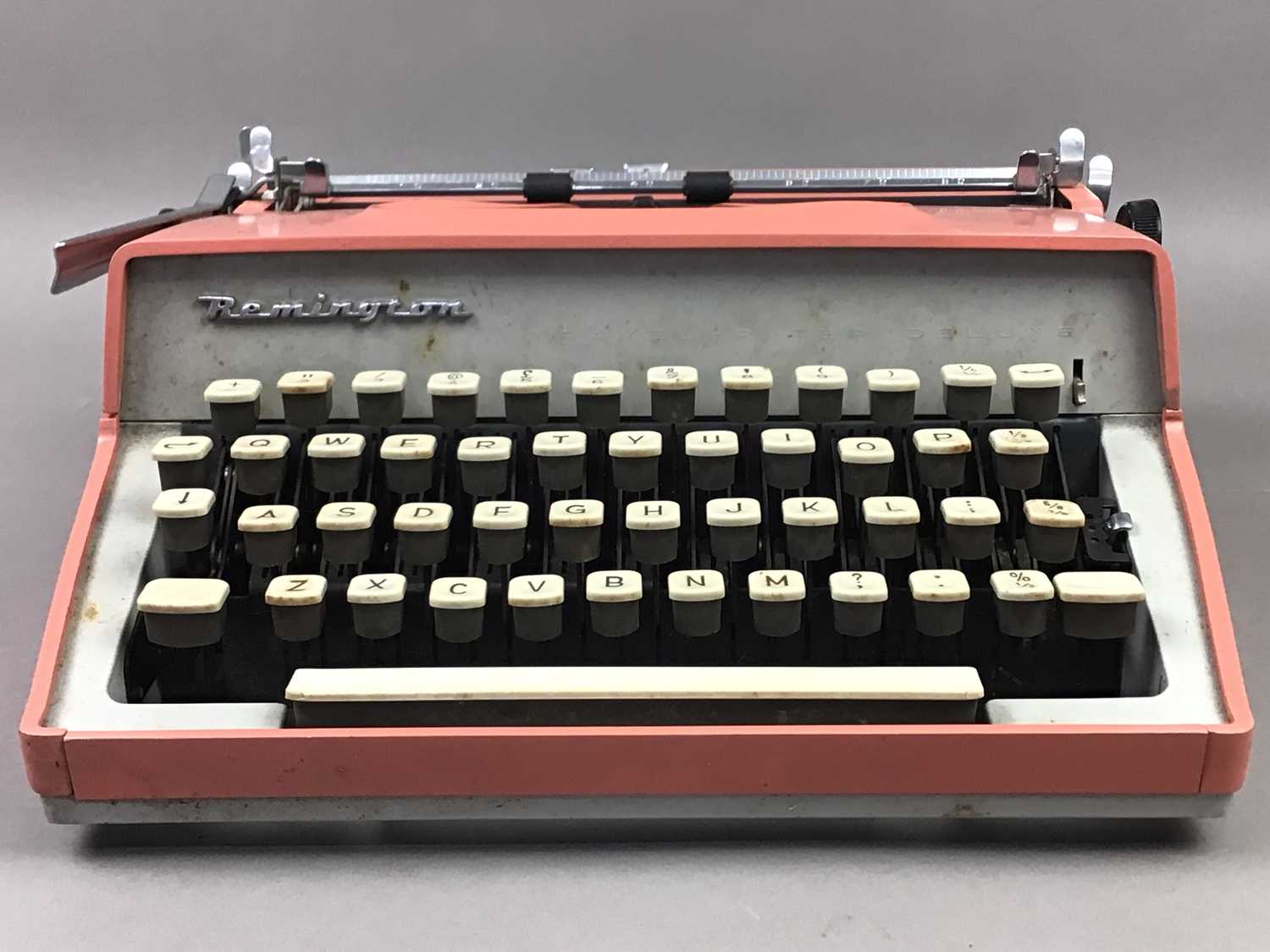 Lot 334 - A REMINGTON TRAVEL-RITER DELUX PORTABLE TYPEWRITER