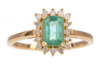 Lot 508 - AN EMERALD AND DIAMOND RING