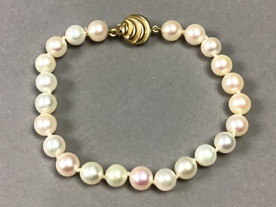 Lot 372 - A PEARL BRACELET