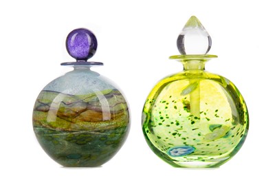 Lot 586 - JONATHAN HARRIS (BRITISH CONTEMPORARY), A STUDIO GLASS SCENT BOTTLE WITH STOPPER AND ANOTHER