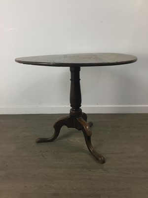 Lot 460 - A GEORGE III OAK CIRCULAR TILT TOP TABLE