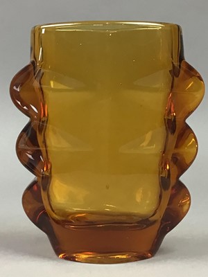 Lot 419 - A ART DECO GLASS VASE AND OTHER ITEMS