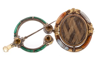 Lot 519 - A VICTORIAN AGATE MOURNING BROOCH AND A MALACHITE PENANNULAR BROOCH