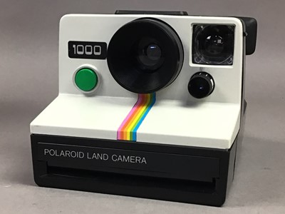 Lot 438 - A POLAROID 1000 LAND CAMERA