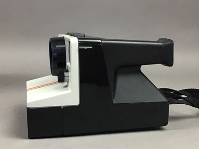 Lot 438 - A POLAROID 1000 LAND CAMERA
