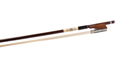 Lot 627 - AN UNUSUAL BLACKWOOD AND SILVER MOUNTED VIOLIN BOW