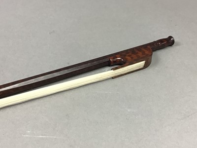 Lot 628 - A CHINESE SNAKEWOOD BAROQUE VIOLIN BOW BY GELG OF BEIJING