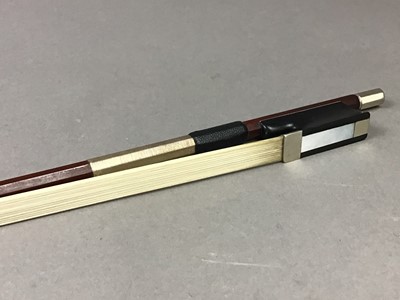Lot 629 - A GOOD VIOLIN BOW BY H. R. PFRETZSCHNER