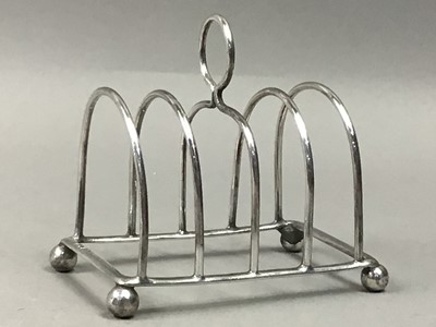 Lot 495 - A VICTORIAN SILVER FOUR DIVISION TOAST RACK AND OTHER SILVER ITEMS