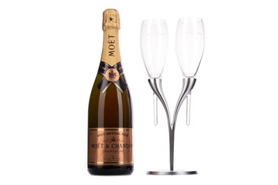 Lot 338 - MOET & CHANDON BRUT IMPERIAL ROSE CHAMPAGNE COFFRET CHANDELIER SET