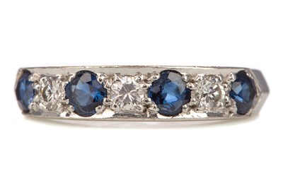 Lot 784 - SAPPHIRE AND DIAMOND RING