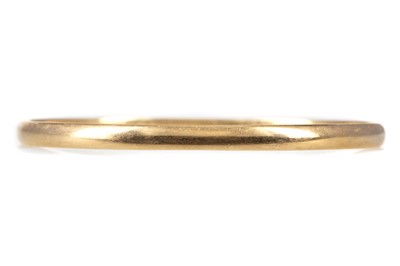 Lot 542 - A FOURTEEN CARAT GOLD BANGLE