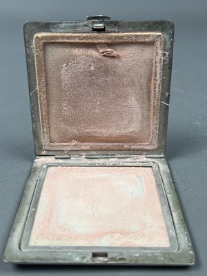 Lot 556 - A SILVER SQUARE COMPACT