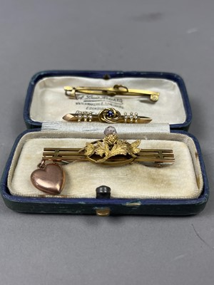 Lot 560 - A GEM STONE AND PEARL BAR BROOCH, TWO BAR BROOCHES AND A PENDANT