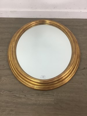 Lot 606 - AN GILT FRAMED OVAL WALL MIRROR