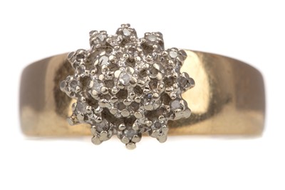 Lot 539 - A DIAMOND CLUSTER RING