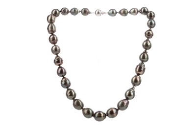 Lot 424 - A TAHITIAN PEARL NECKLACE