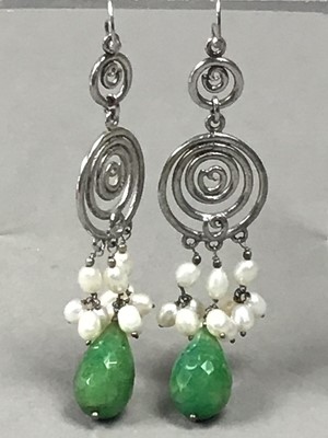 Lot 69 - A PAIR OF EMERALD AND PEARL EARRINGS